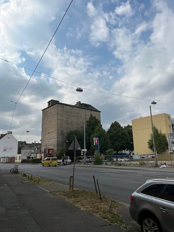 Halle - Image 1