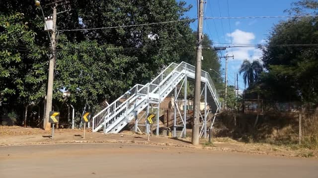 Passarela sobre linha do trem - Image 1