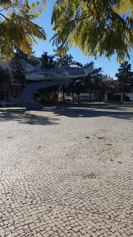 Viriato da Cruz monument - Image 2