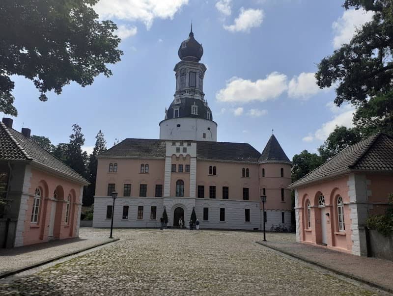 Schloßplatz mit Wappen - Image 1