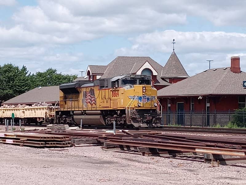 Ex-C&NW mainline railfaning hot spot - Image 1