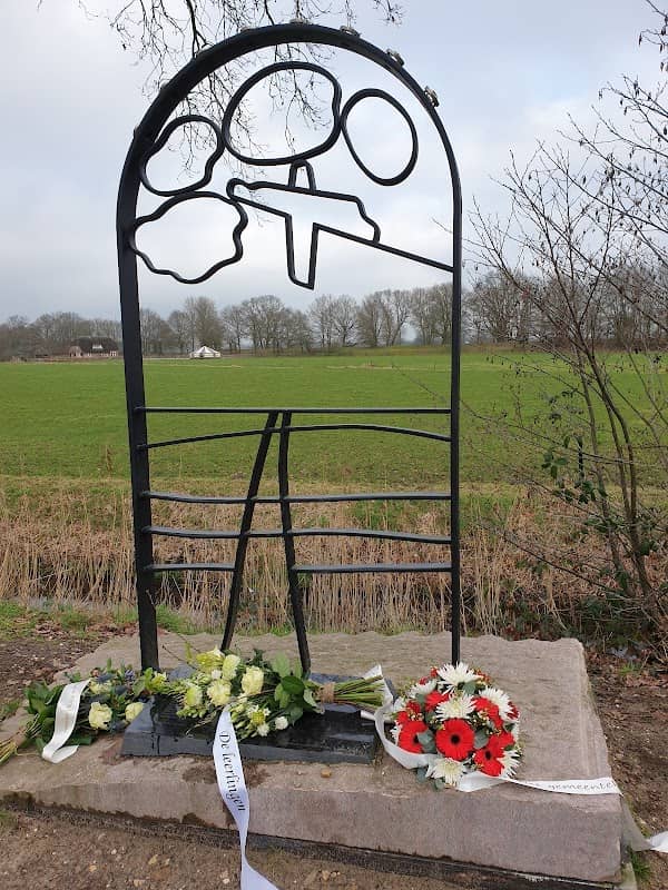 Short Stirling monument (WO2) Leusden NL - Image 1