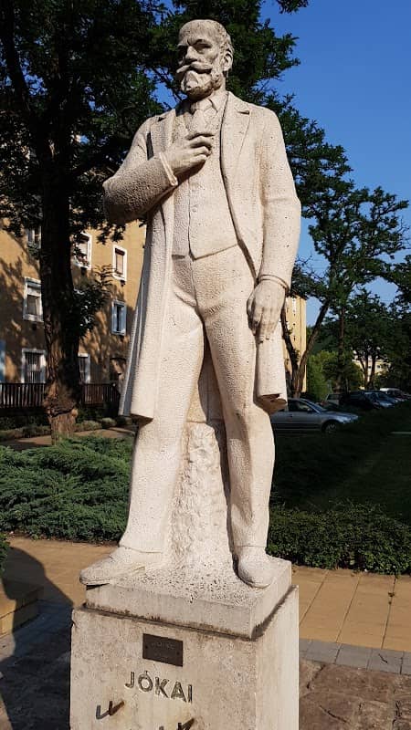 Mór Jókai statue - Image 1