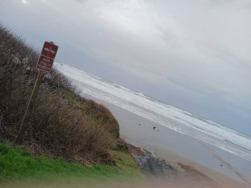 Thiel Creek holiday beach - Image 1