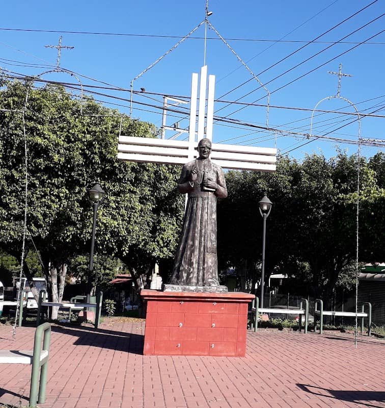 Monumento Monseñor Romero. - Image 1