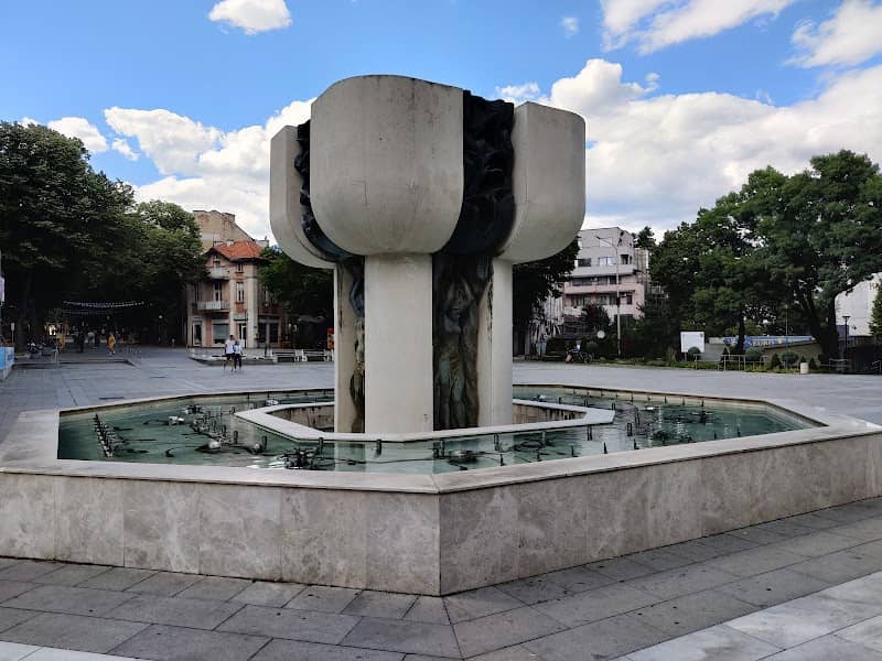 Площад Николай Гяуров - Image 1