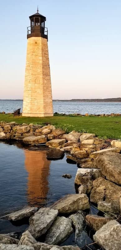 Gladstone Lighthouse - Image 1