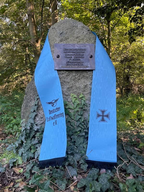 Fliegerdenkmal - Image 1