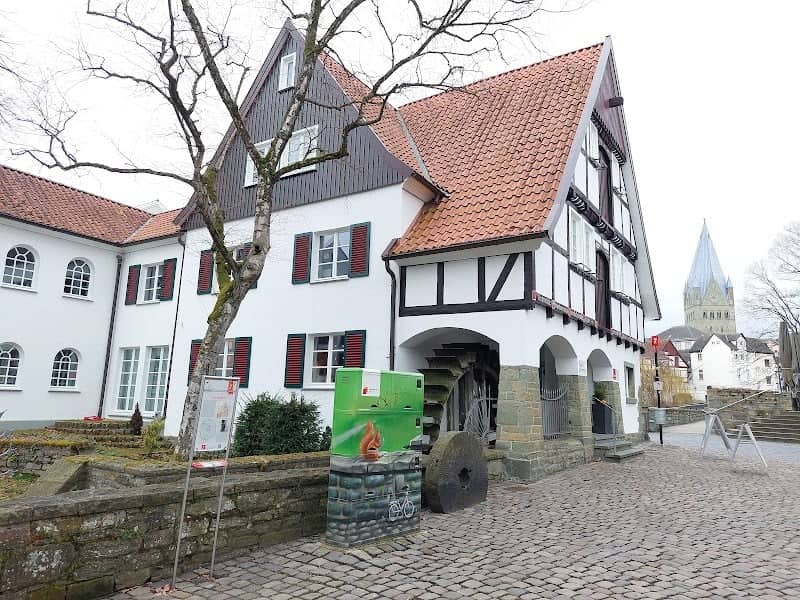 Trafohäuschen mit Graffiti-Kunst - Image 1