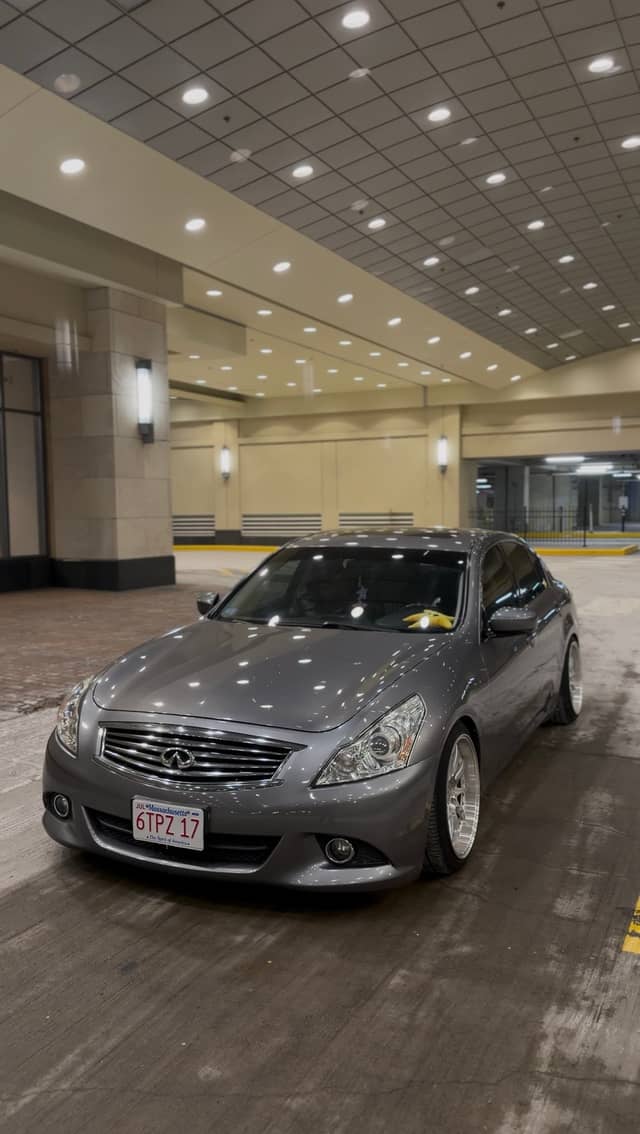 Modern Porte-Cochère Parking - Image 1