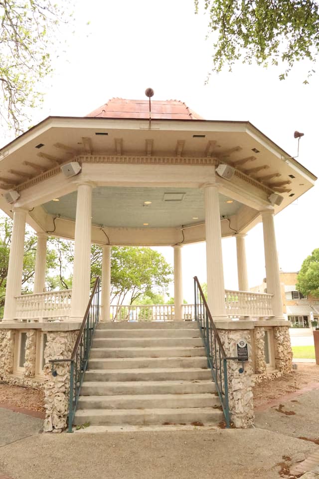Gruene Bandstand - Image 1
