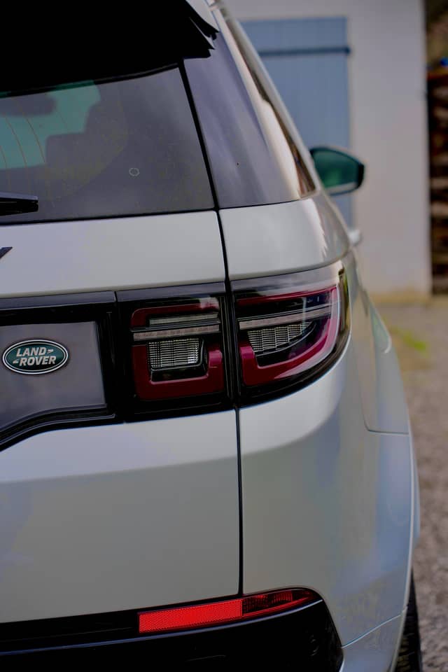 Modern Automotive Detail in Mont-de-Marsan - Image 1