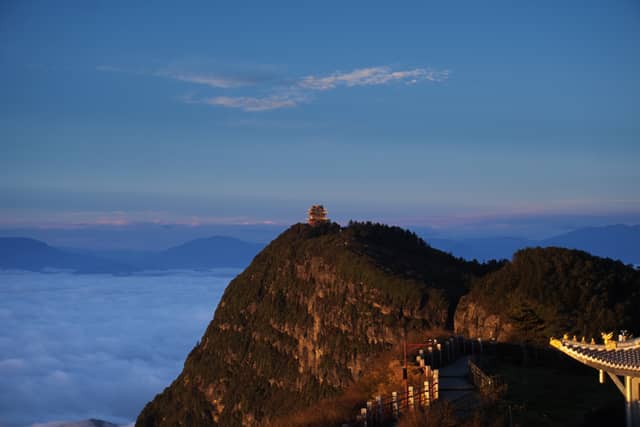 Mount Emei Golden Summit - Image 1