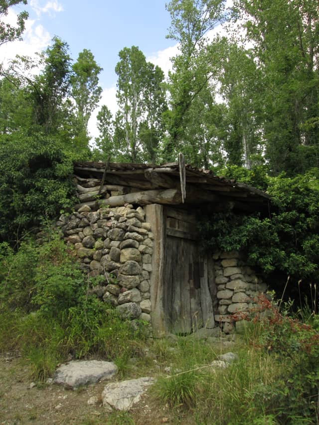 Rustic Stone Hut in Erbaa Forest - Image 1