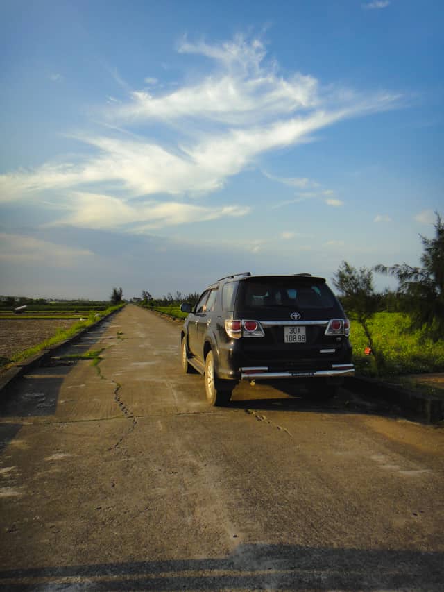 Rural Road through Nghệ An Fields - Image 1