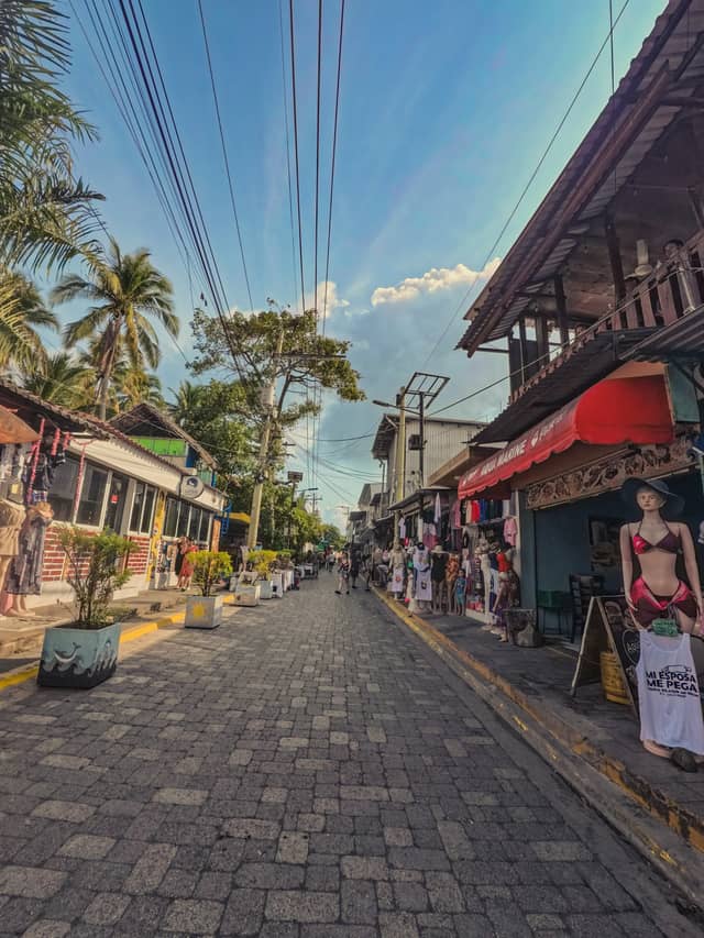 El Tunco Village Street - Image 1
