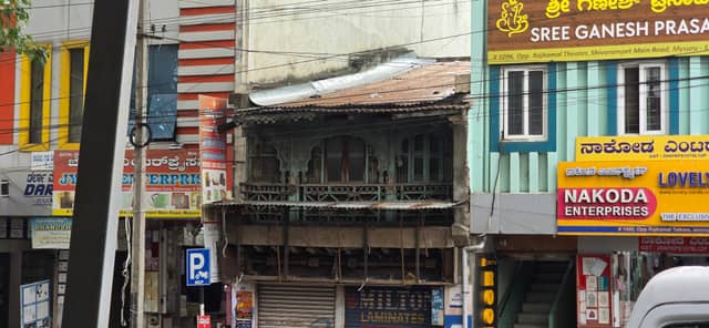 Traditional Wooden Balcony on Ashoka Road - Image 1