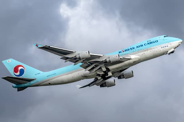 Hong Kong International Airport Plane Spotting - Image 1