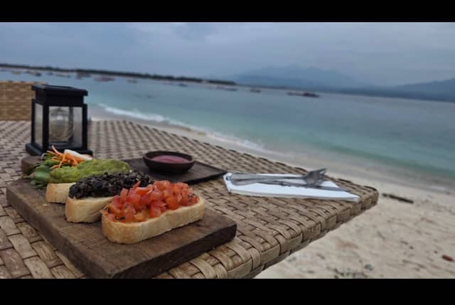 Tropical Beachfront Dining - Image 1