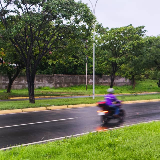 Avenida Guayana Roadside - Image 1