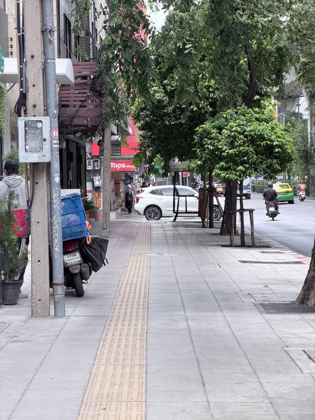 Sukhumvit Road Sidewalk, Phra Khanong - Image 1