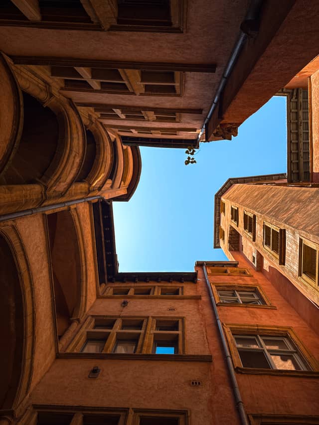 Maison de l'Avocat Courtyard - Image 1