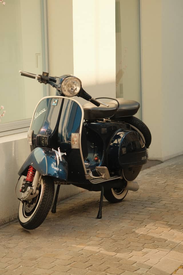 Vintage Vespa on Baarerstrasse - Image 1