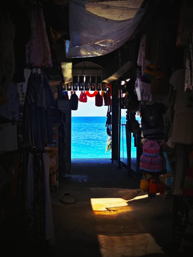 White Beach Market View - Image 1