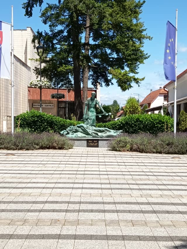 Hurban Square War Memorial - Image 1