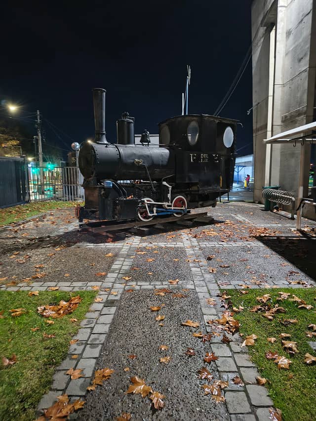 Vintage Locomotive at Estación Central - Image 1