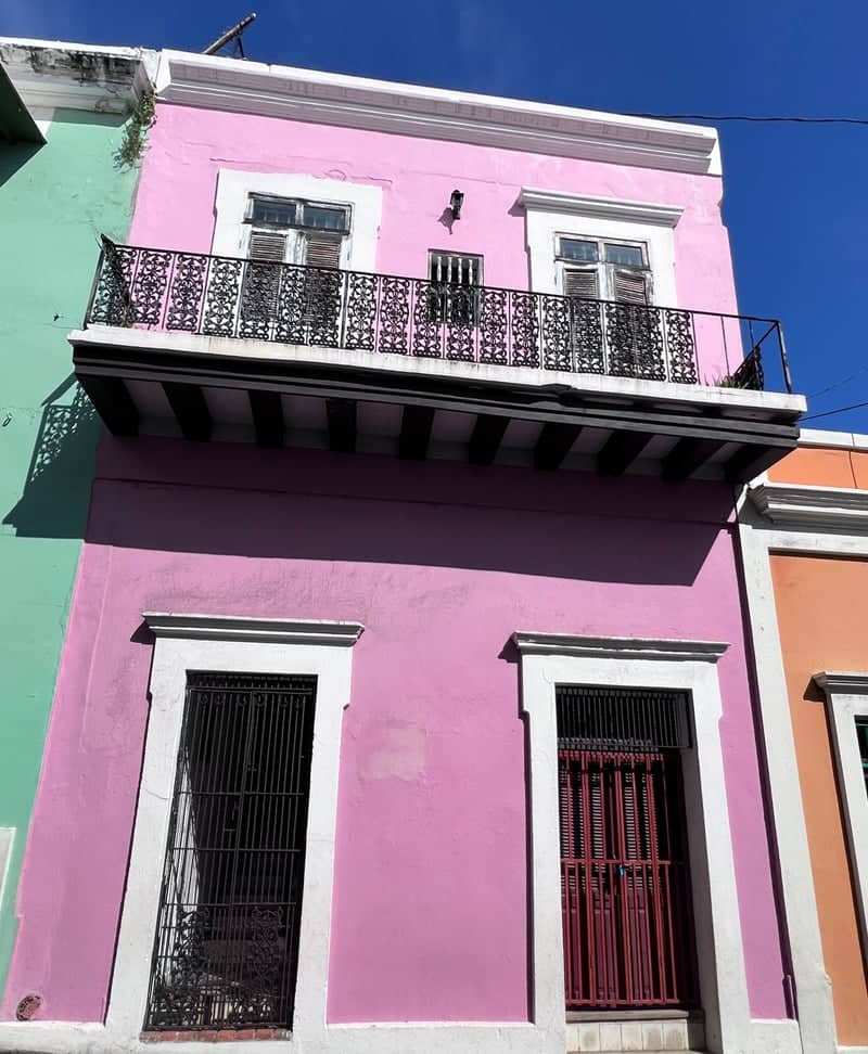 Calle del Cristo Colonial Architecture - Image 1