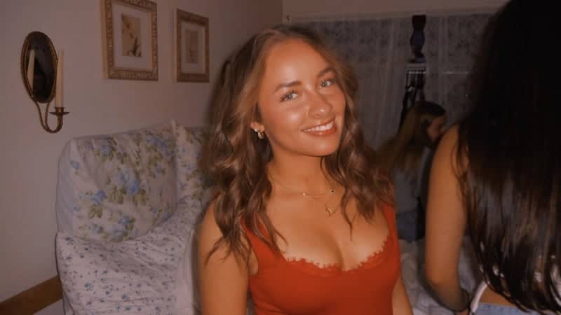 Cozy Indoor Portrait Space - Image 1