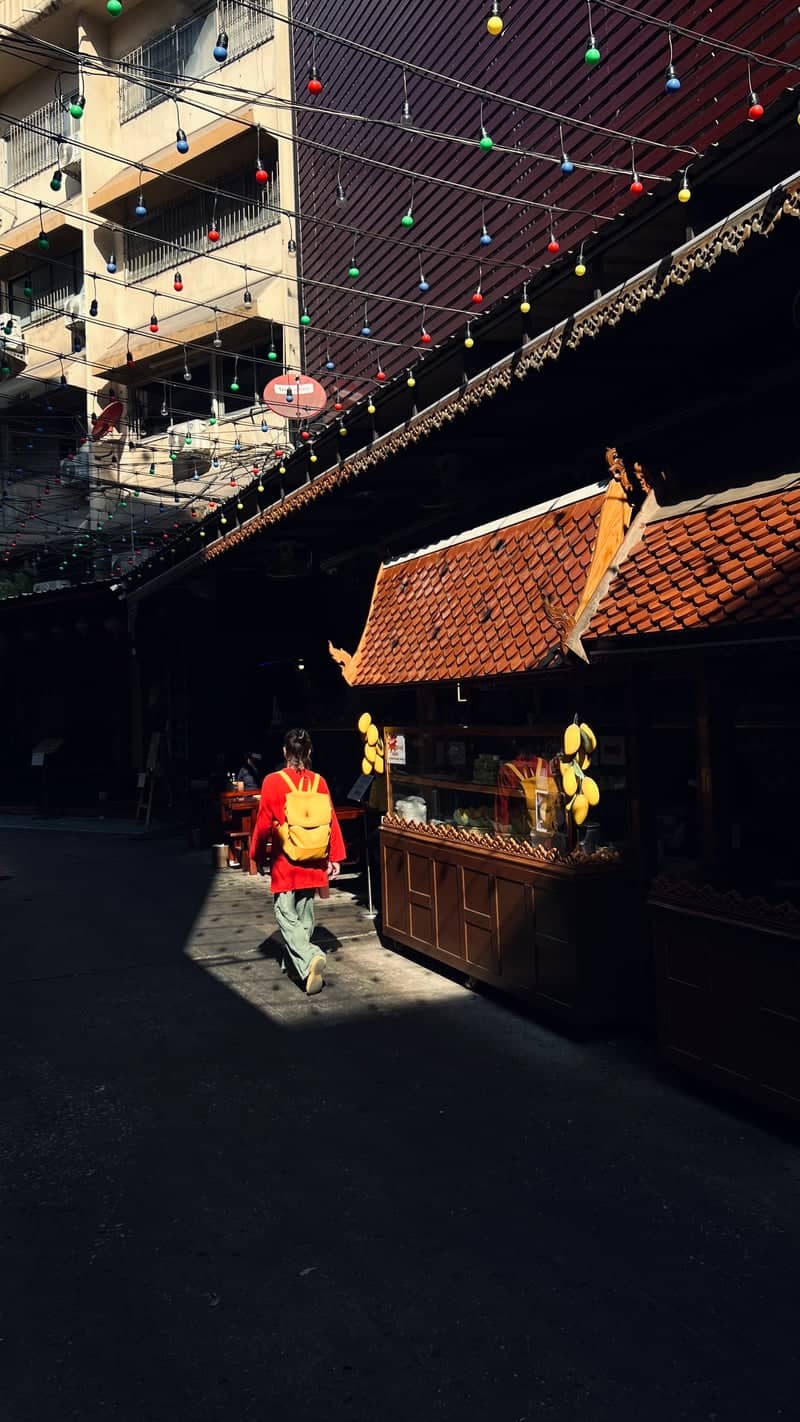 Sukhumvit Soi 11 Market Alley - Image 1