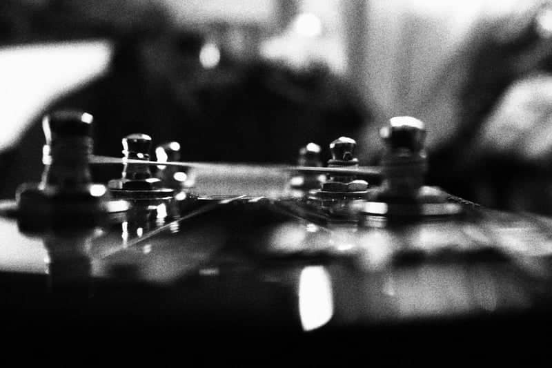 Guitar Detail in Leer - Image 1