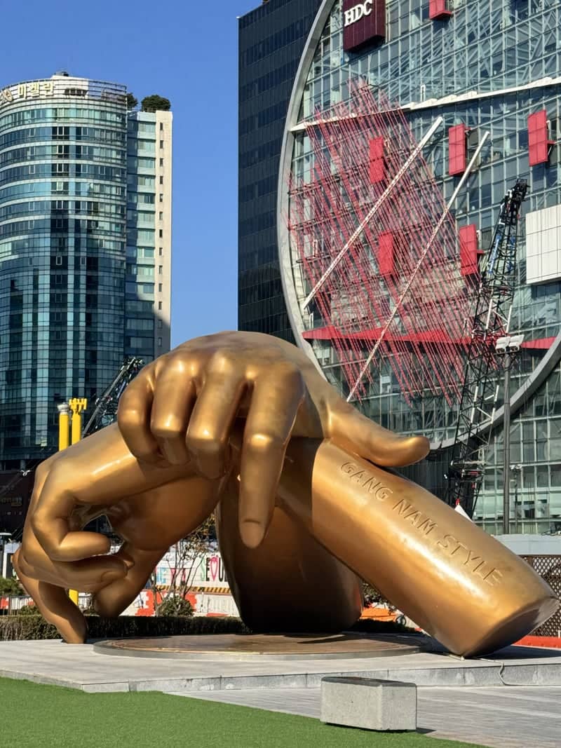 Gangnam Style Statue - Image 1