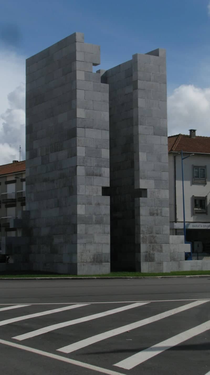 Monumento ao Emigrante - Image 1
