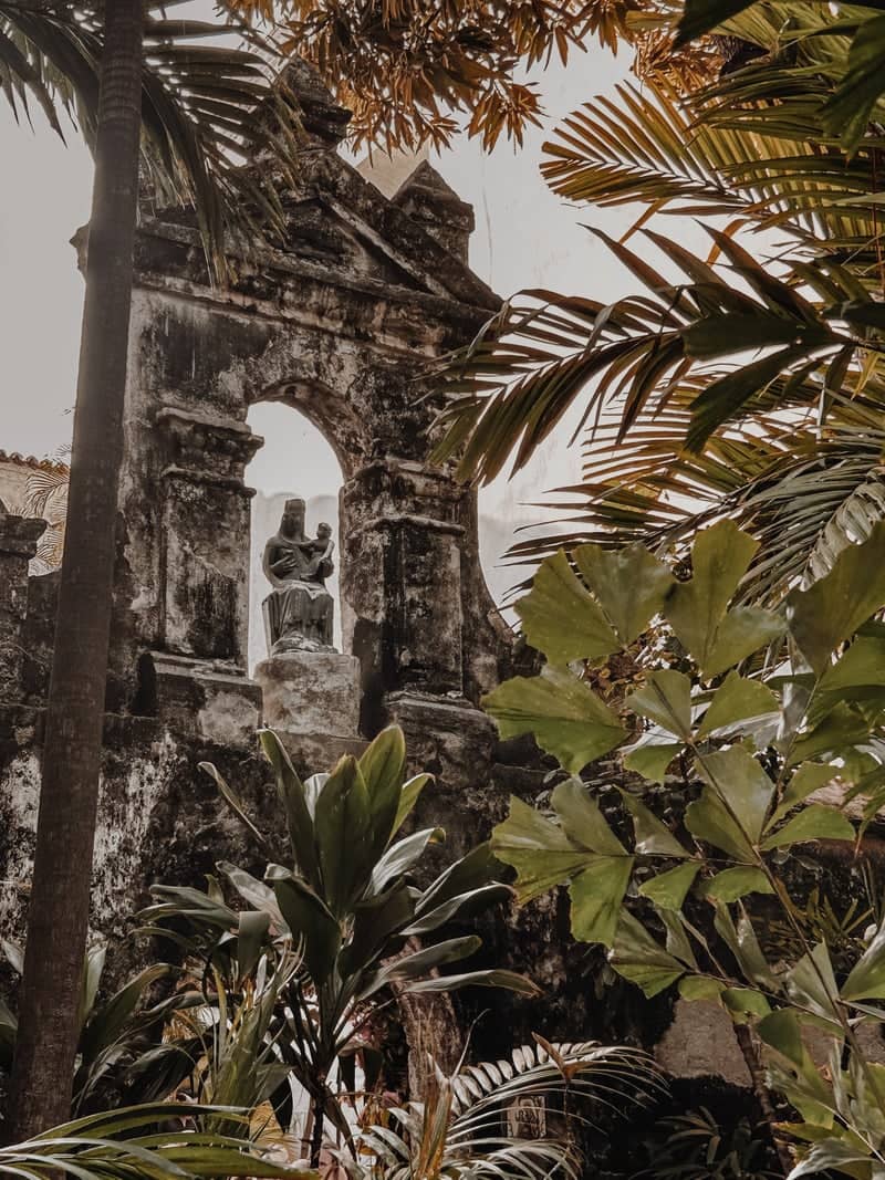 Historic Courtyard in Old Cartagena - Image 1
