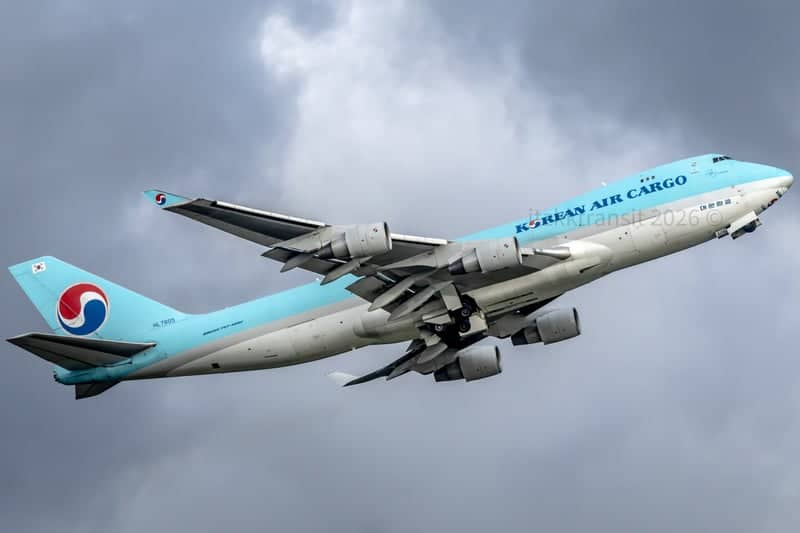 Hong Kong International Airport Plane Spotting - Image 1