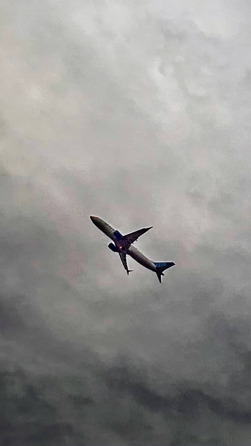 Newark Airport Plane Spotting - Image 1