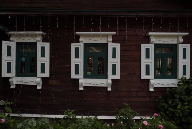 Traditional Wooden House in Suzdal - Image 1