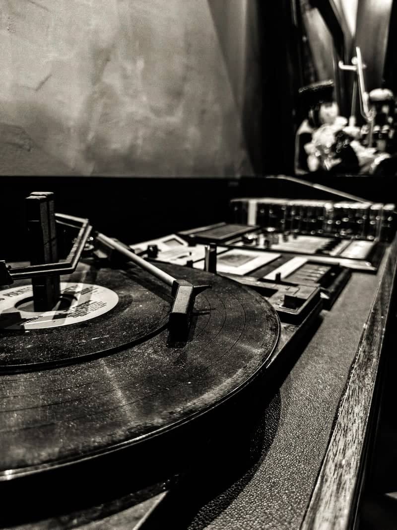 Quito Vinyl Record Spot - Image 1