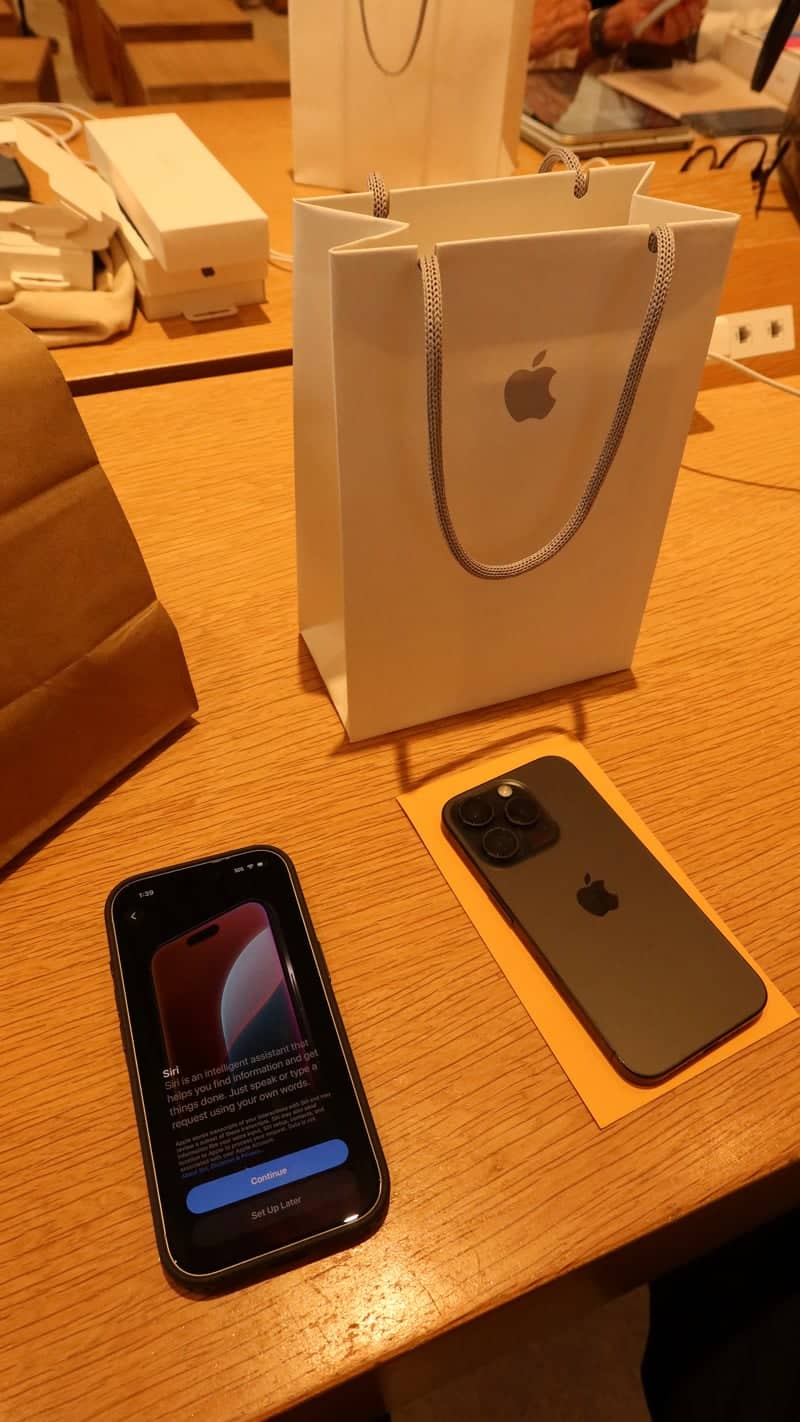 Apple Broadway Plaza - Image 1