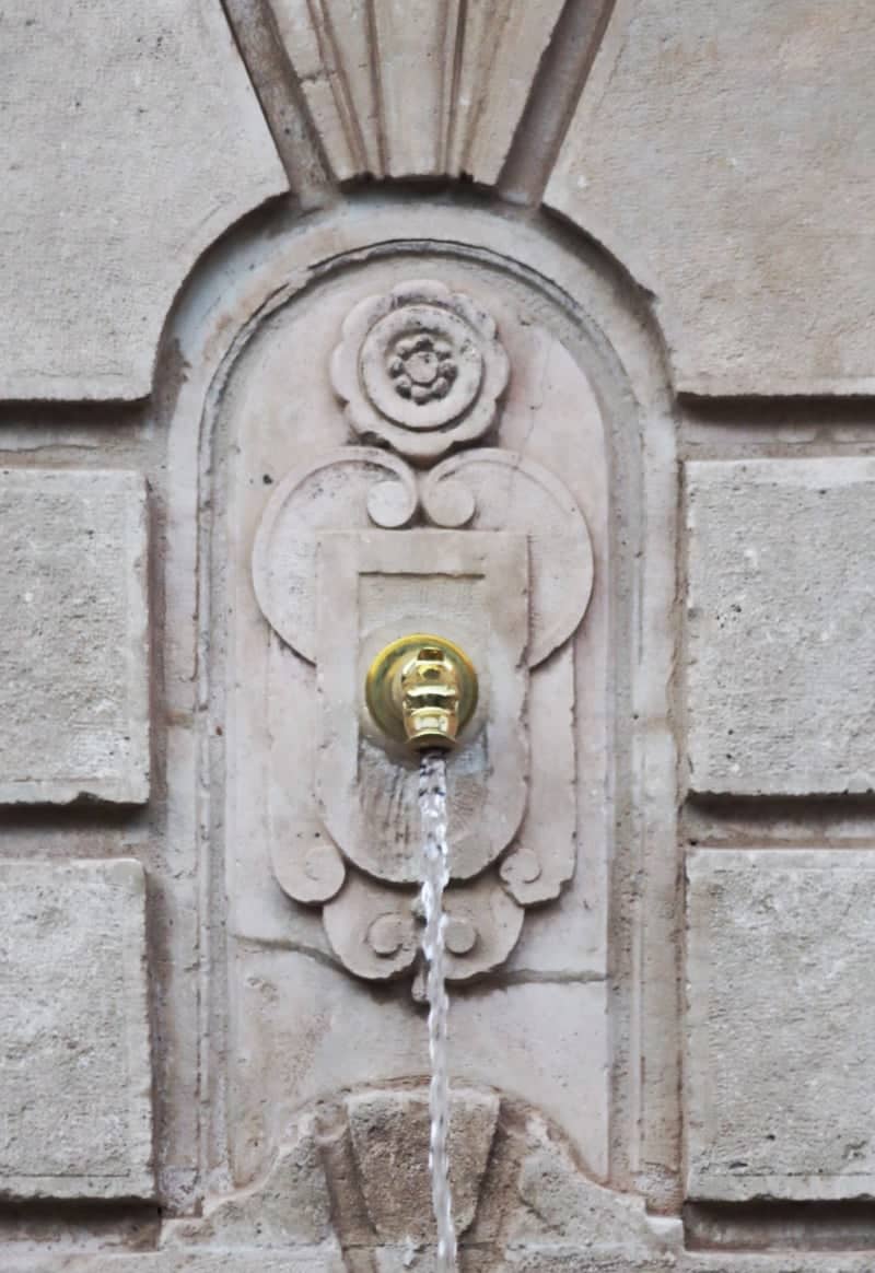 Plaza Juego de Bolos Fountain - Image 1