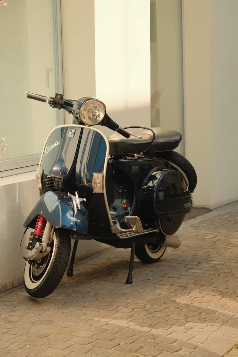 Vintage Vespa on Baarerstrasse - Image 1
