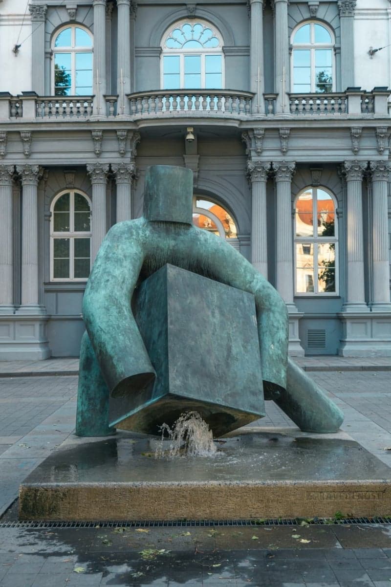 Spravedlnost Sculpture