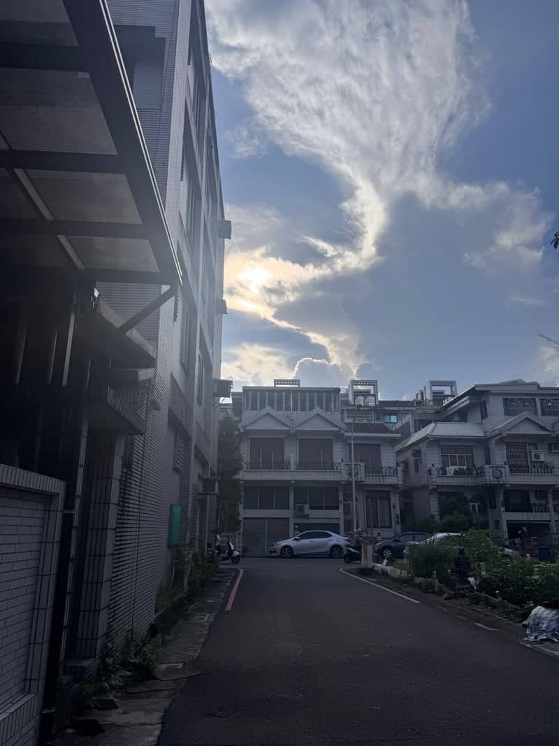 Yizhong Road Neighborhood - Image 1