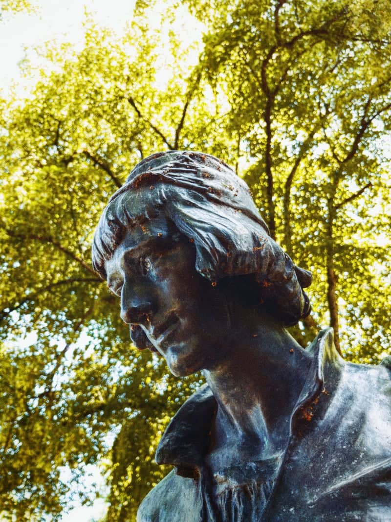 Bronze Statue at Avenue Gambetta - Image 1
