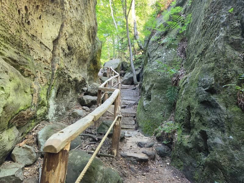 Samuel's Cave Trail, Sloup v Čechách - Image 1