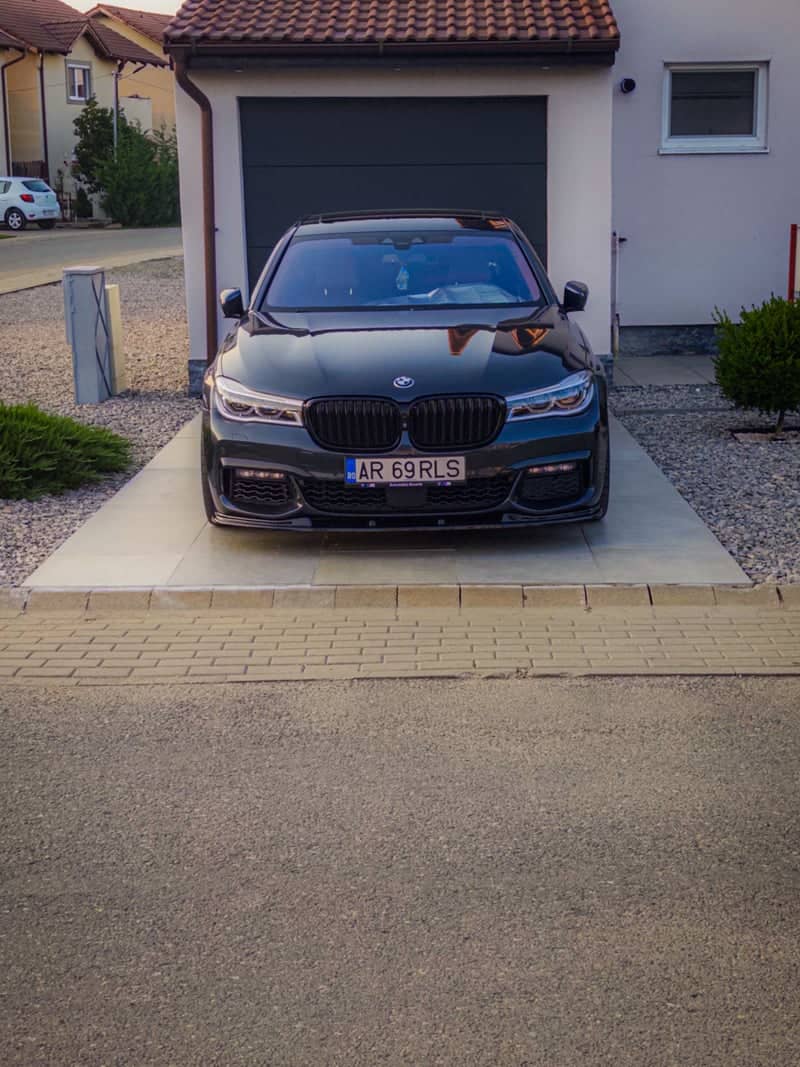 Modern Suburban Driveway, Arad - Image 1