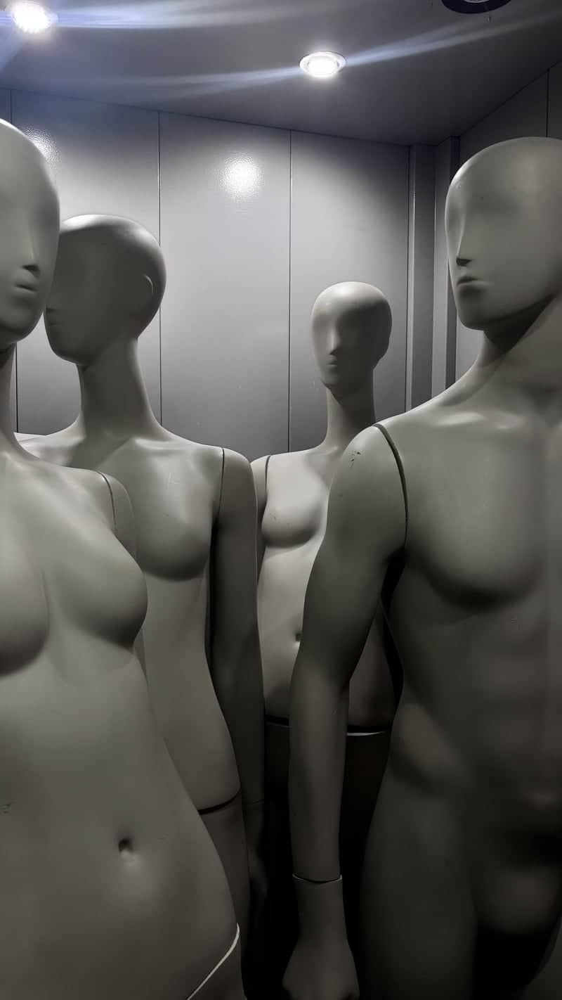 Cerqueira César Mannequin Display - Image 1